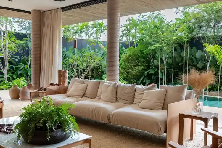 salas de estar abertas que conectam o interior com o